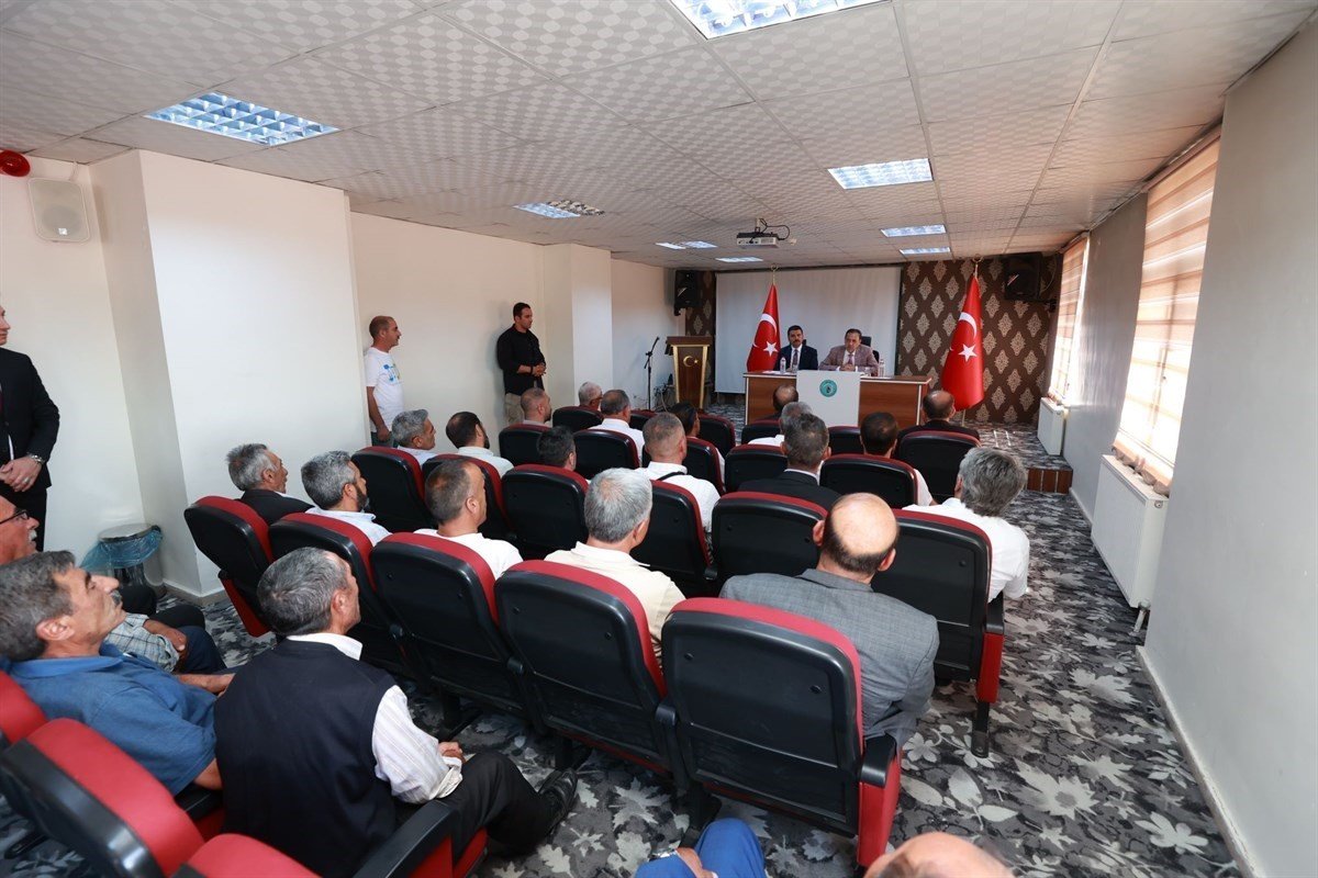 Vali Usta, Karlıova’daki deprem konutlarını inceledi