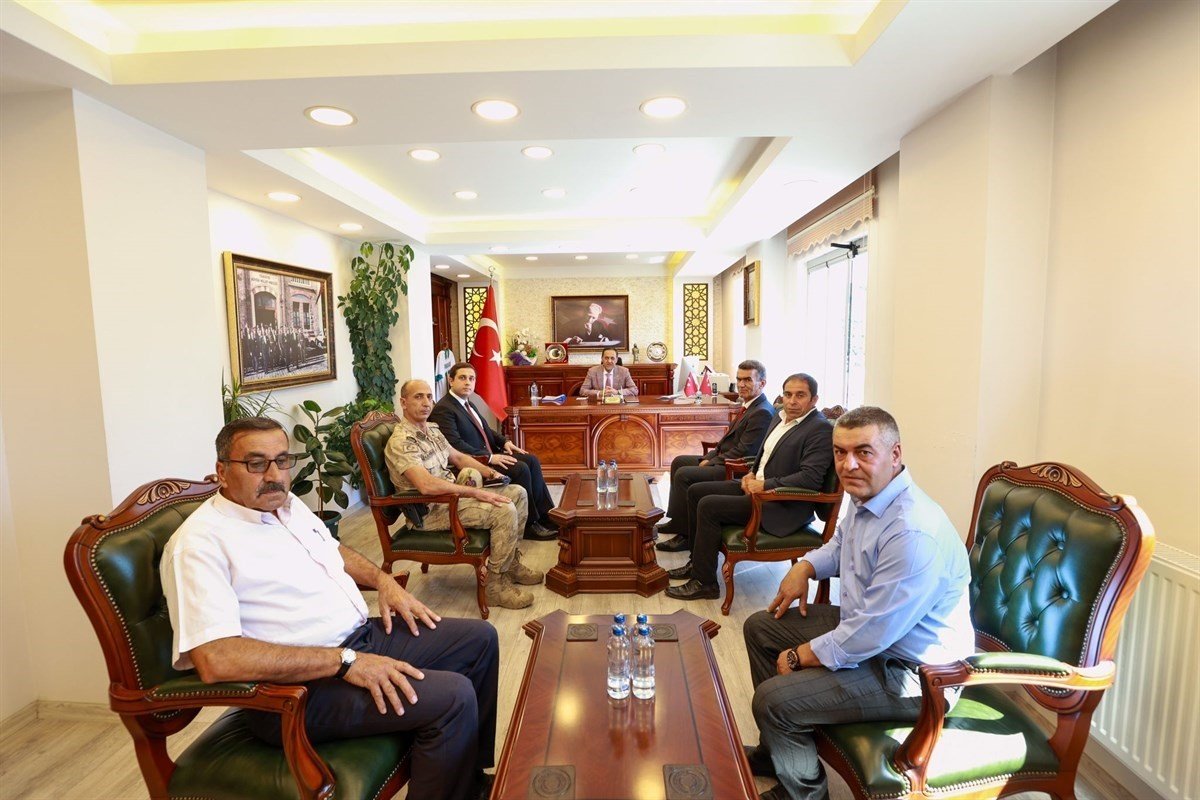 Vali Usta, Karlıova’daki deprem konutlarını inceledi