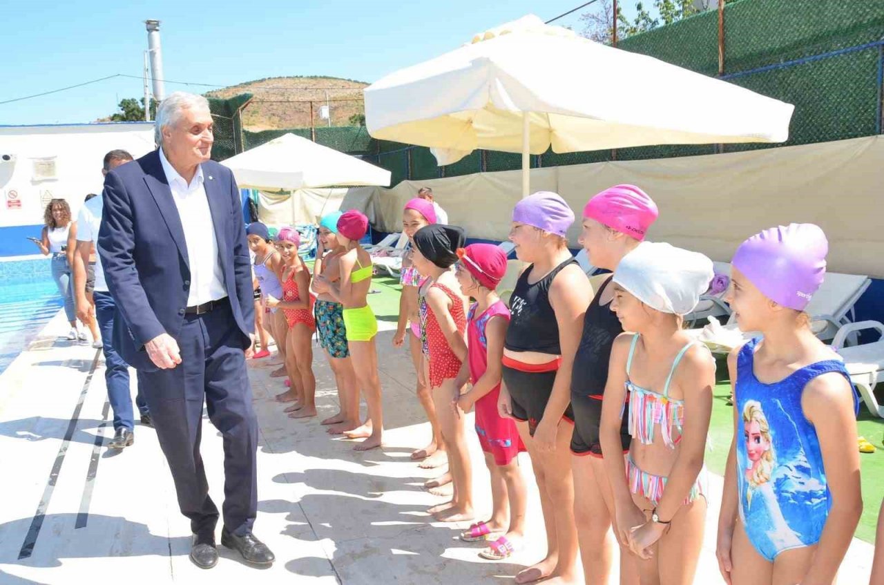 Minik yüzücüler katılım belgelerini Başkan Bakkalcıoğlu’nun elinden aldı