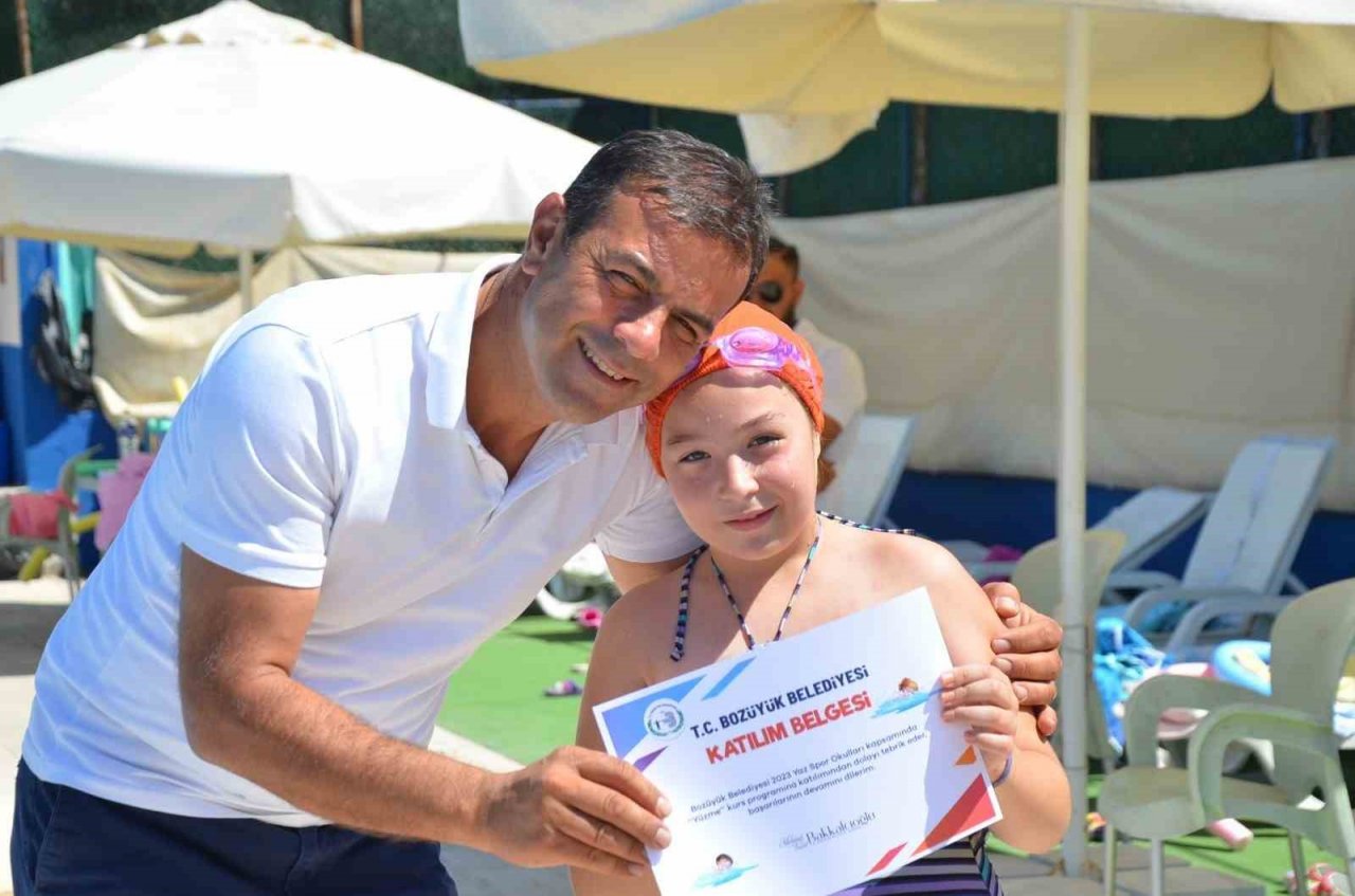 Minik yüzücüler katılım belgelerini Başkan Bakkalcıoğlu’nun elinden aldı