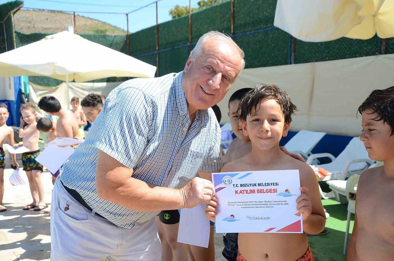 Minik yüzücüler katılım belgelerini Başkan Bakkalcıoğlu’nun elinden aldı