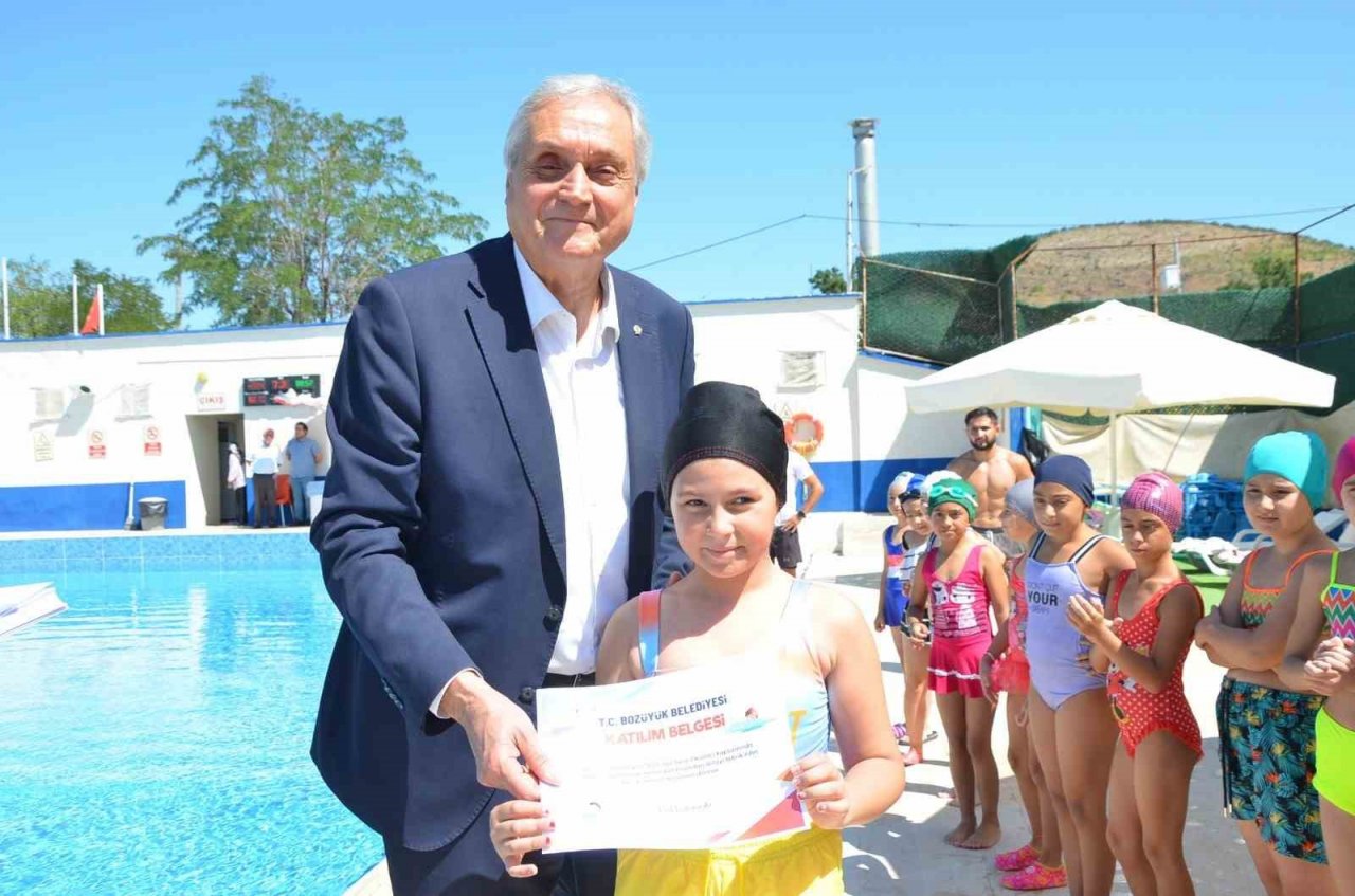 Minik yüzücüler katılım belgelerini Başkan Bakkalcıoğlu’nun elinden aldı