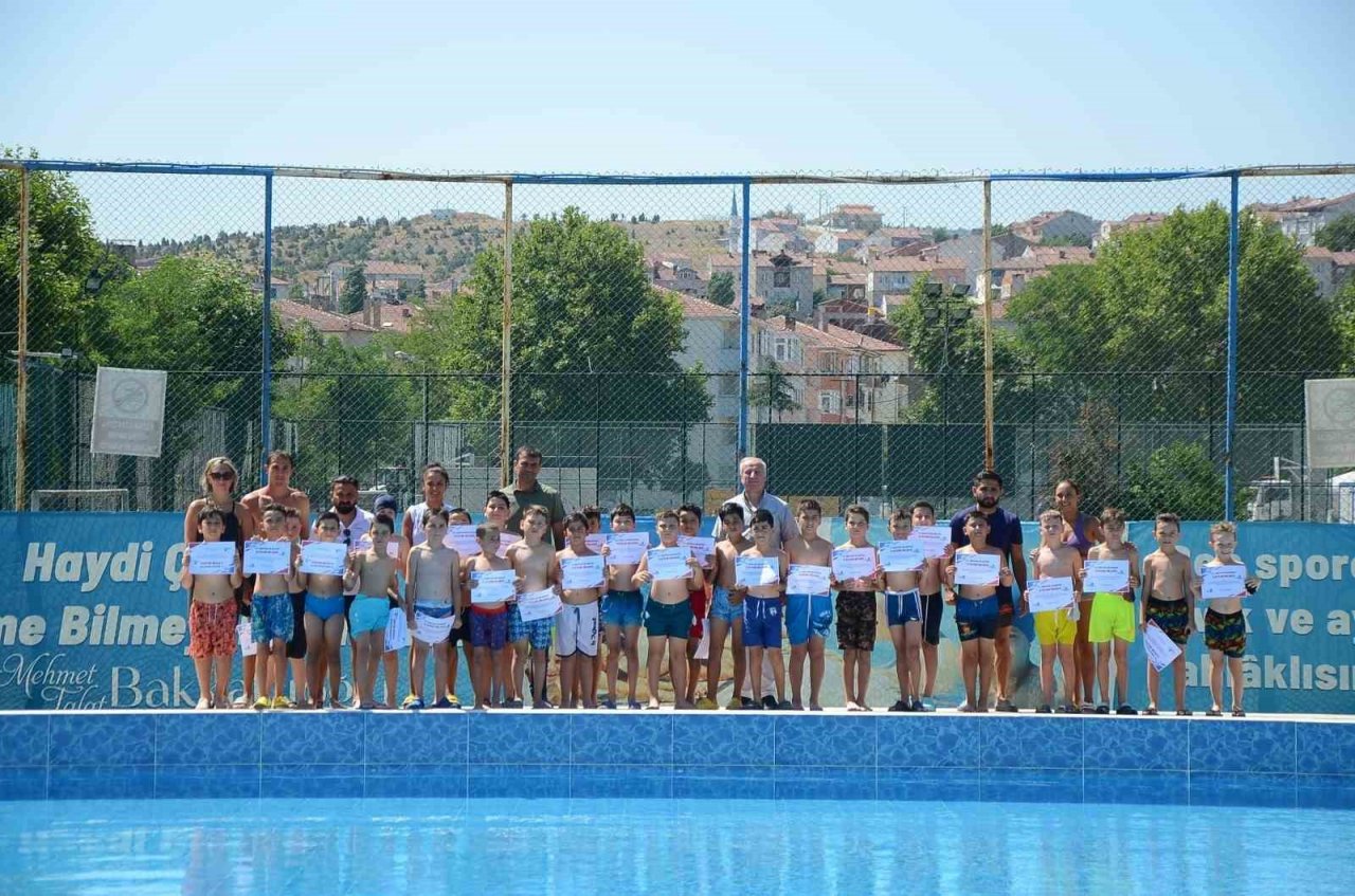Minik yüzücüler katılım belgelerini Başkan Bakkalcıoğlu’nun elinden aldı