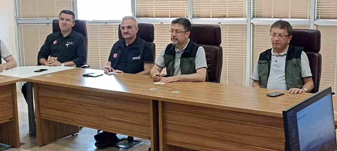 Bakan Yumaklı: “Yangının ilerlemesini durdurduk. Düne göre daha avantajlıyız”