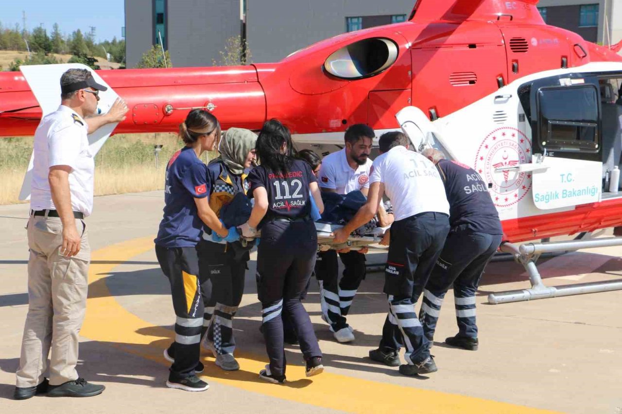 Ambulans helikopter, Lice’de kalp krizi geçiren 93 yaşındaki hasta için havalandı