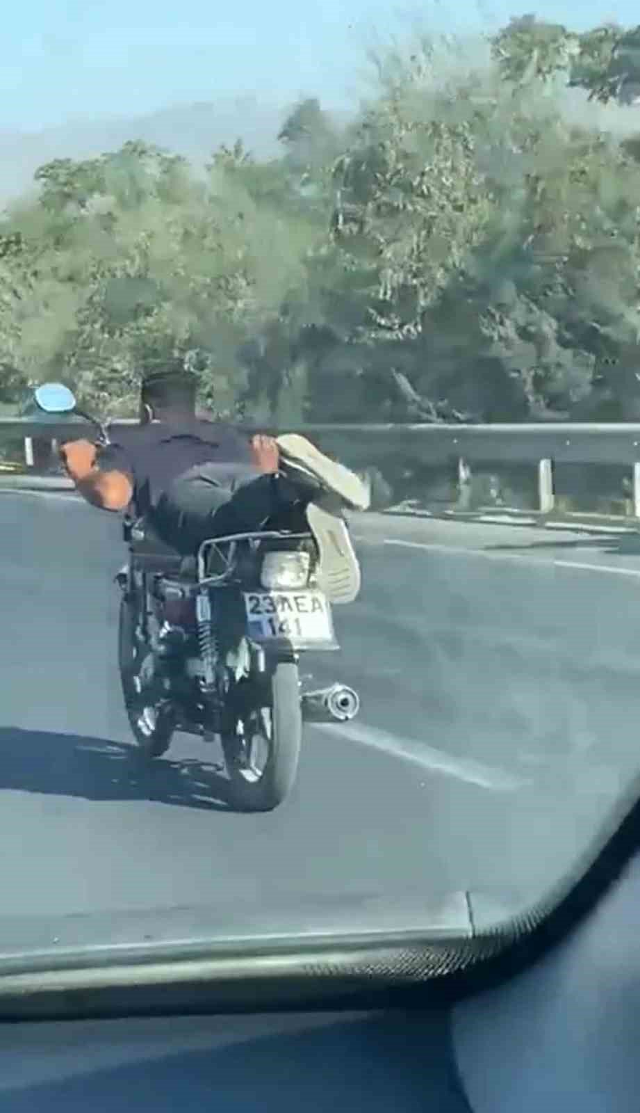 Canını hiçe saydı, motosikleti yatarak sürdü: O anlar kamerada