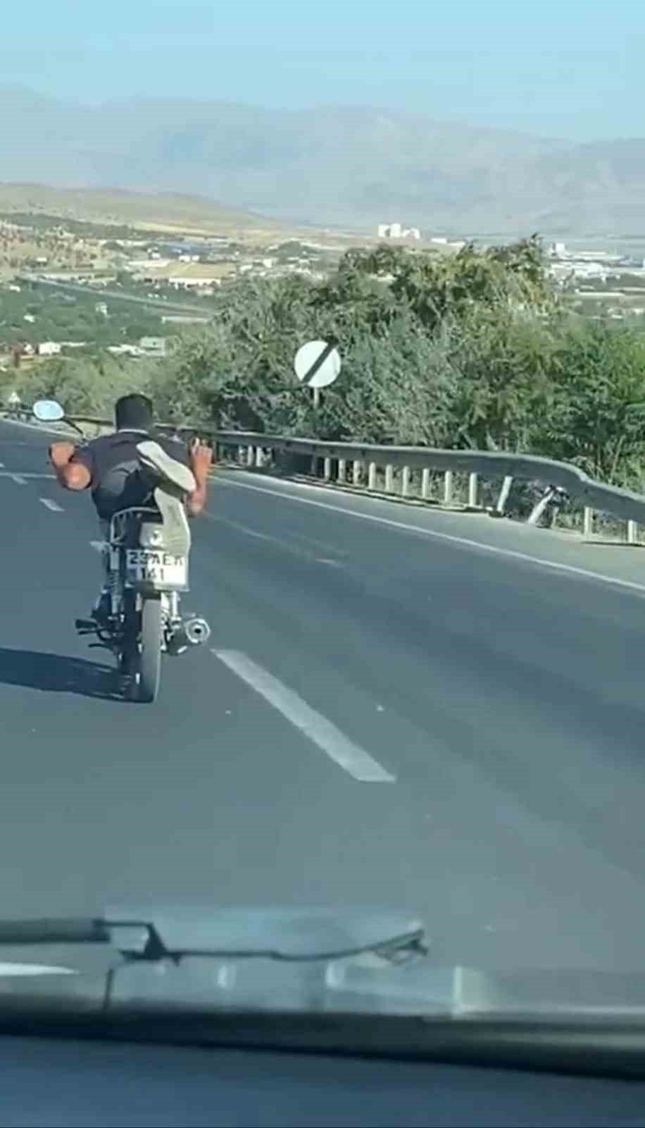 Canını hiçe saydı, motosikleti yatarak sürdü: O anlar kamerada