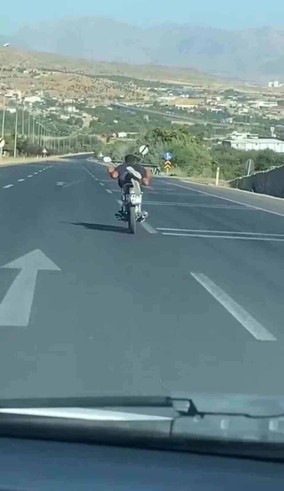 Canını hiçe saydı, motosikleti yatarak sürdü: O anlar kamerada