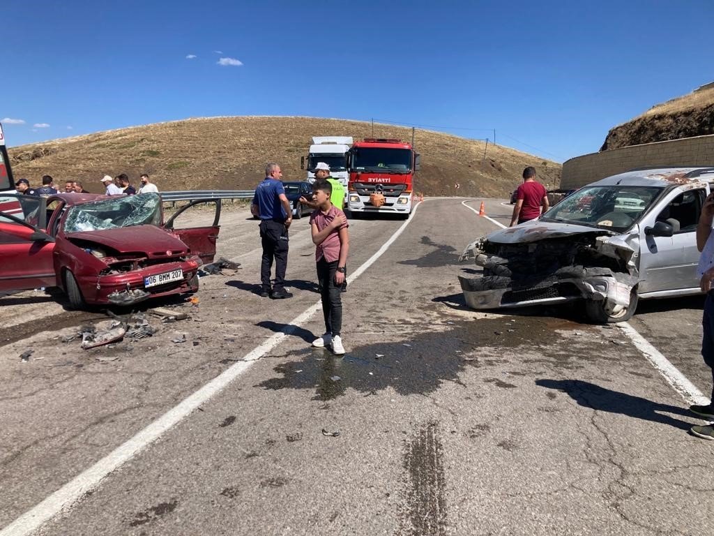 Erzurum-Bayburt karayolunda kaza; 4’ü ağır 8 yaralı