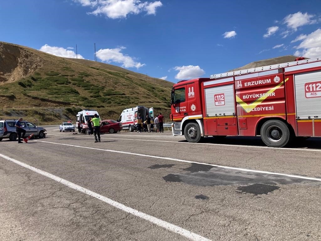Erzurum-Bayburt karayolunda kaza; 4’ü ağır 8 yaralı