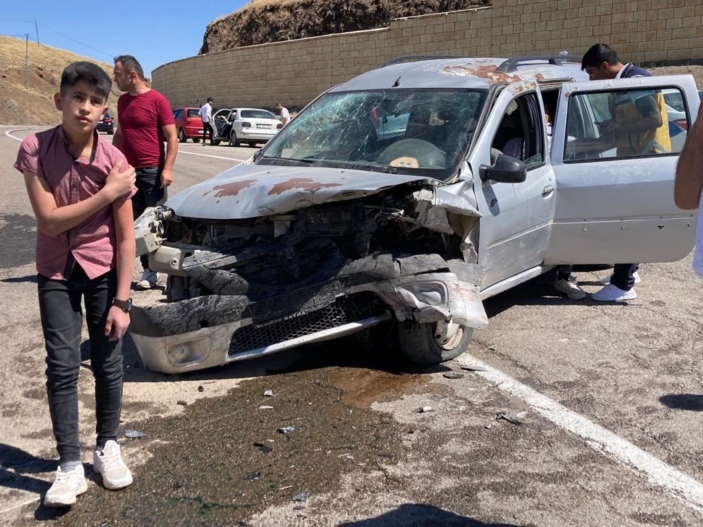 Erzurum-Bayburt karayolunda kaza; 4’ü ağır 8 yaralı