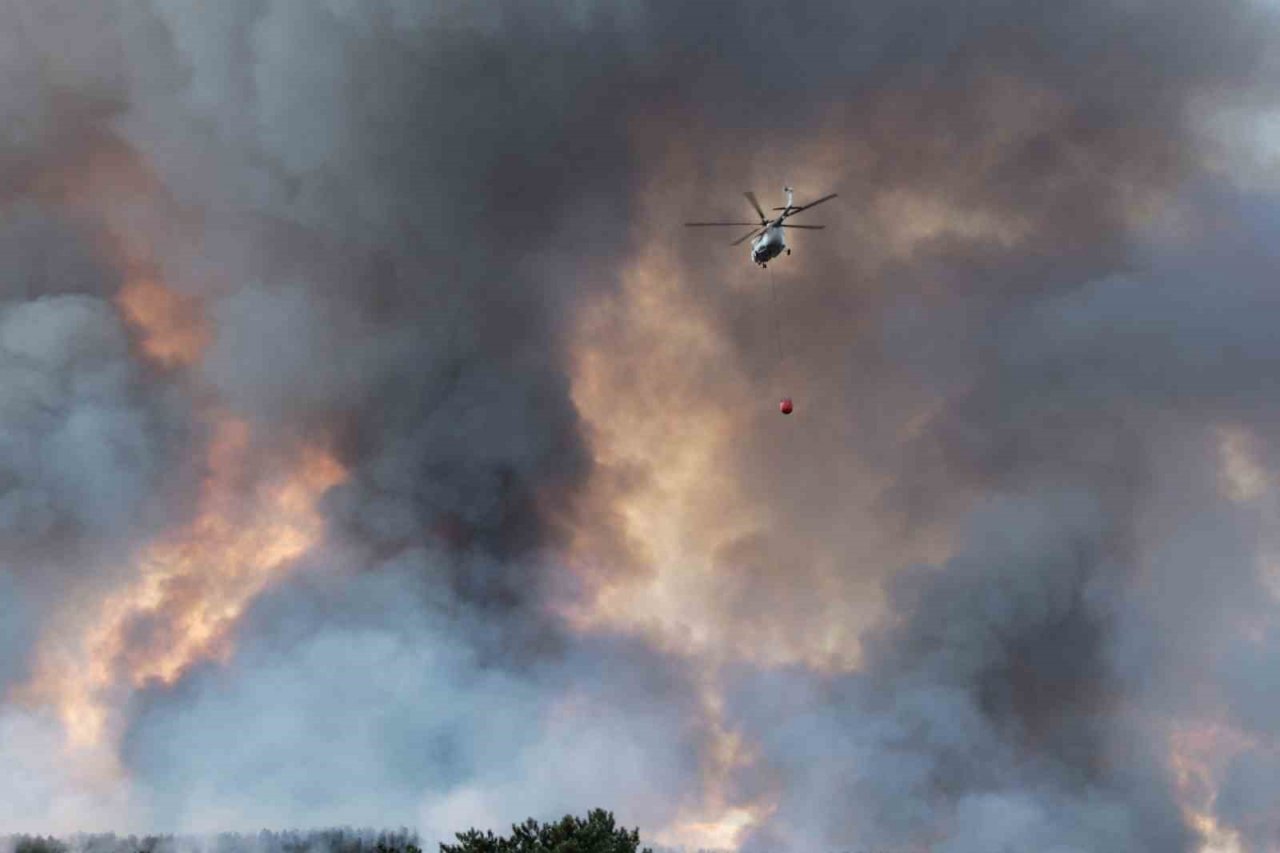Eskişehir’de çıkan orman yangınına havadan müdahale devam ediyor