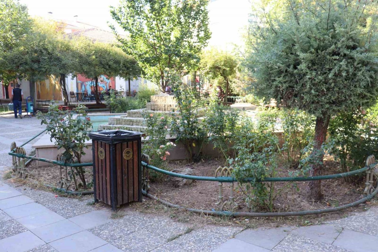 Azerbaycan Dostluk ve Kardeşlik parkına bakım ve süs havuzu onarı yapıldı