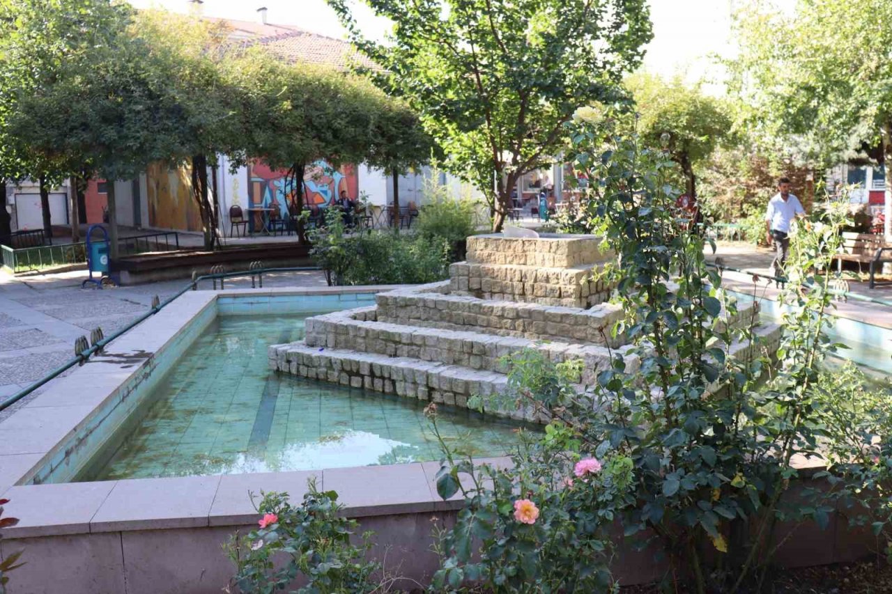 Azerbaycan Dostluk ve Kardeşlik parkına bakım ve süs havuzu onarı yapıldı