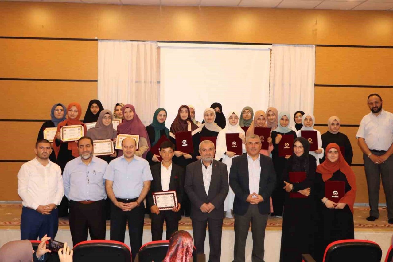 Hafızlık öğrencileri belgelerini aldı