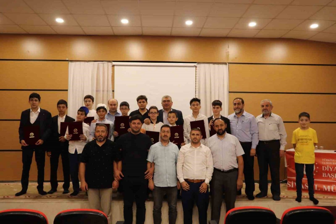 Hafızlık öğrencileri belgelerini aldı