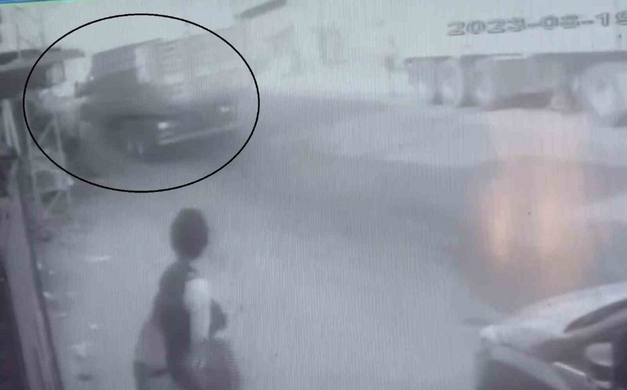 Kamyonun tıra çarpıp, park halindeki araçları biçtiği anlar kamerada