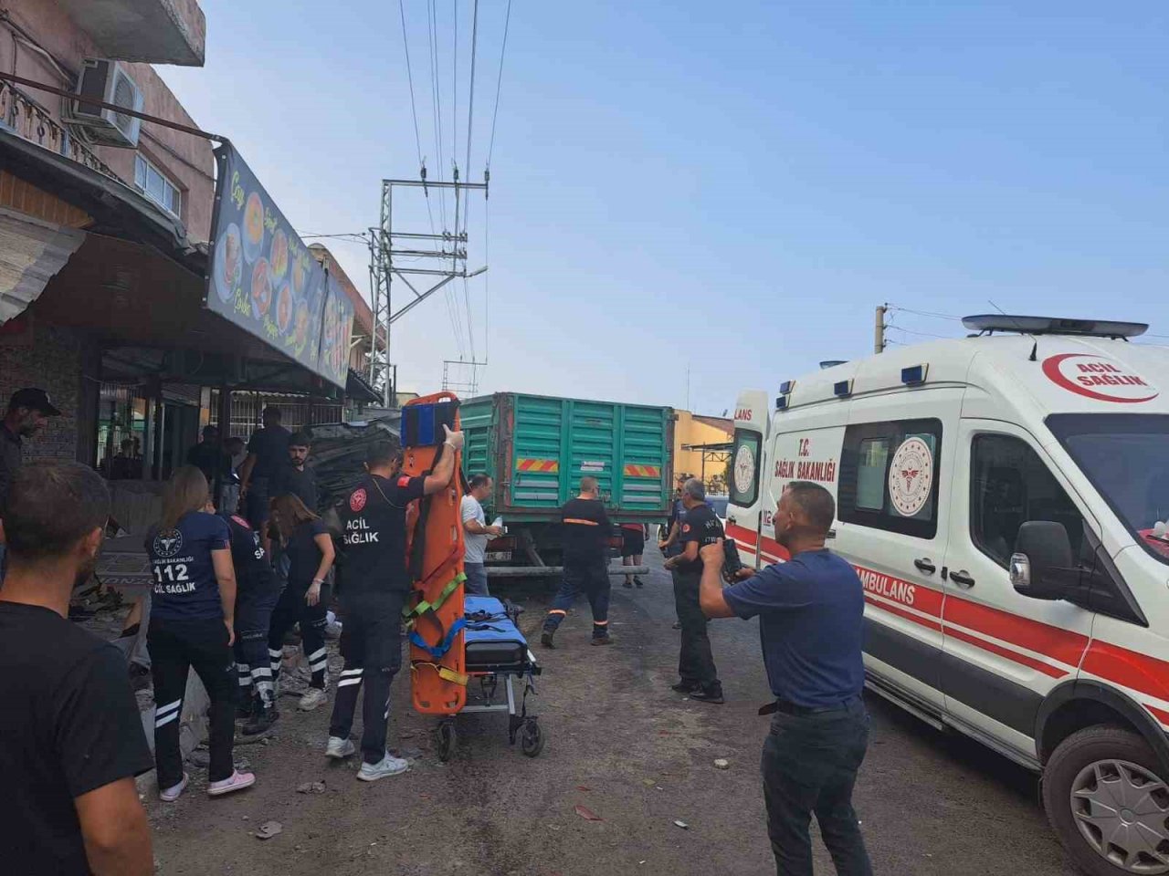 Kamyonun tıra çarpıp, park halindeki araçları biçtiği anlar kamerada