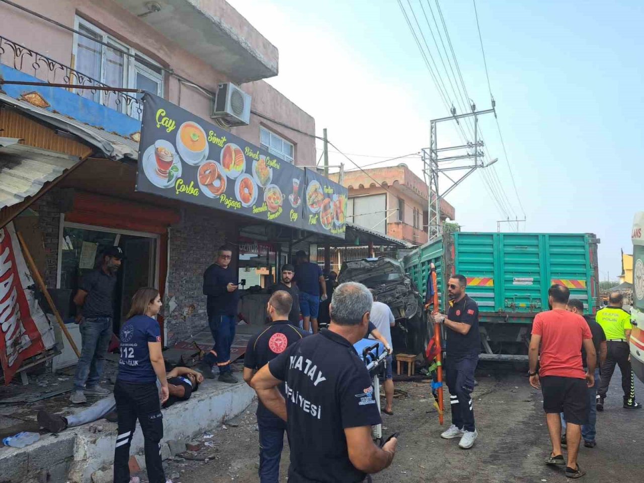 Kamyonun tıra çarpıp, park halindeki araçları biçtiği anlar kamerada