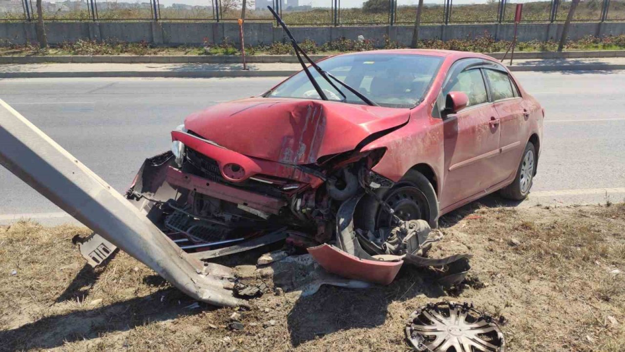 Esenler’de cenazeye giderken direksiyon hakimiyetini kaybederek kaza yapan abi kardeş yaralandı