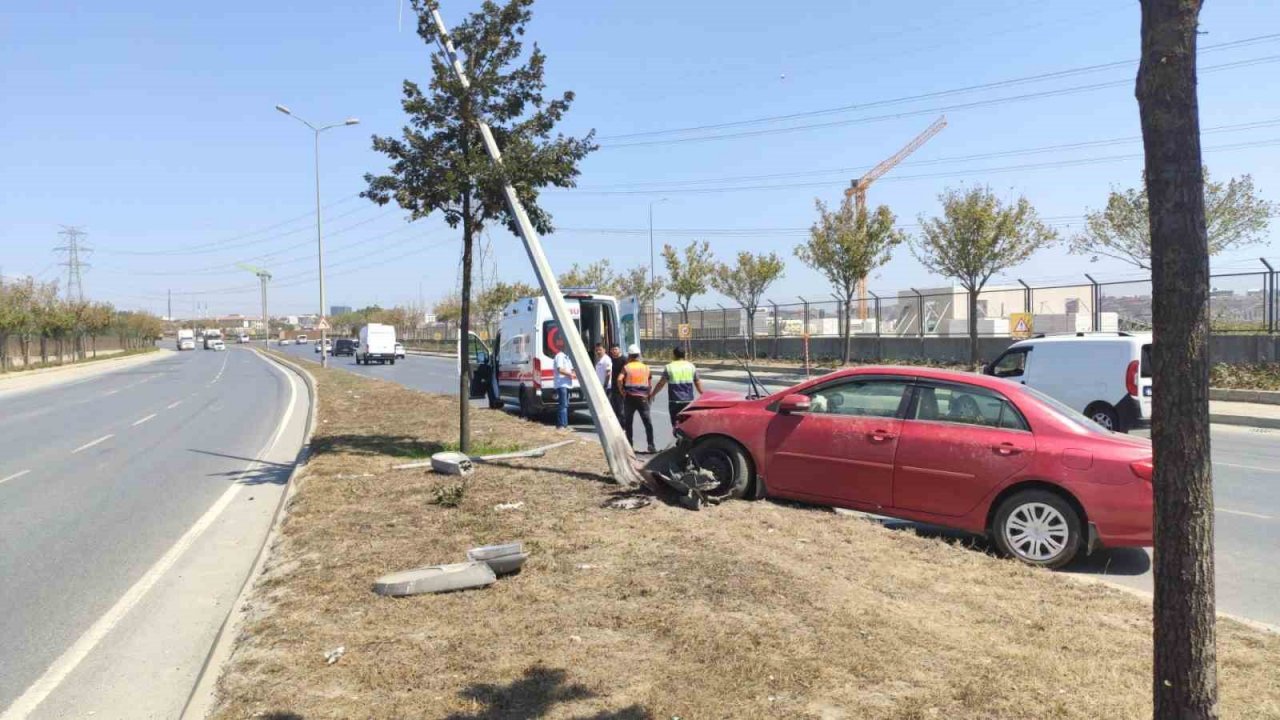 Esenler’de cenazeye giderken direksiyon hakimiyetini kaybederek kaza yapan abi kardeş yaralandı
