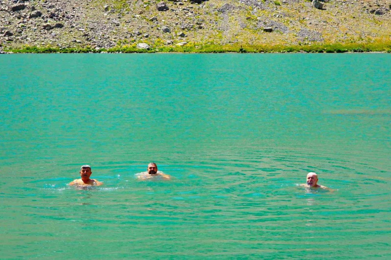 İzmir’den gelip 3 bin metrede serinlediler