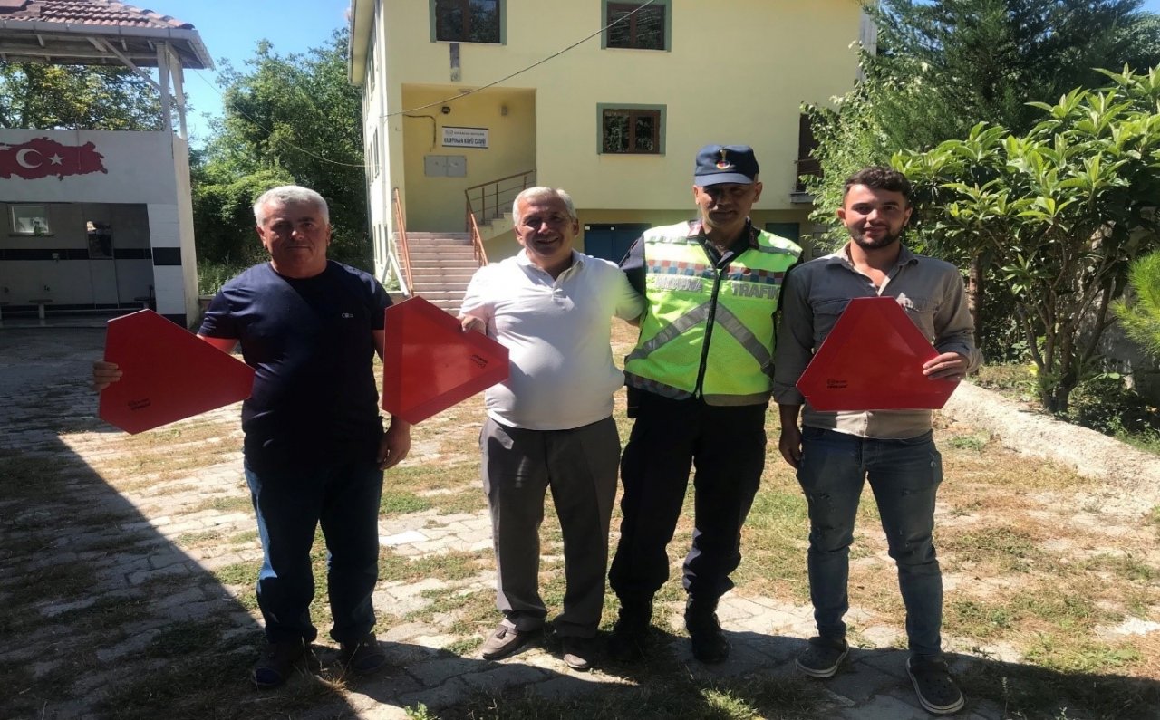 Jandarmadan traktör sürücülerine reflektör desteği