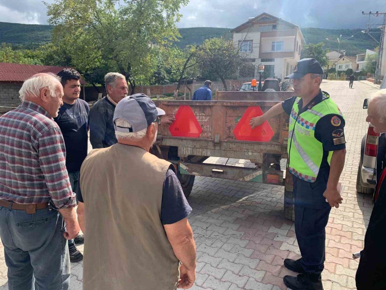 Jandarmadan traktör sürücülerine reflektör desteği