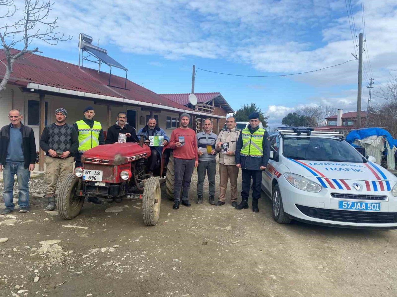 Jandarmadan traktör sürücülerine reflektör desteği