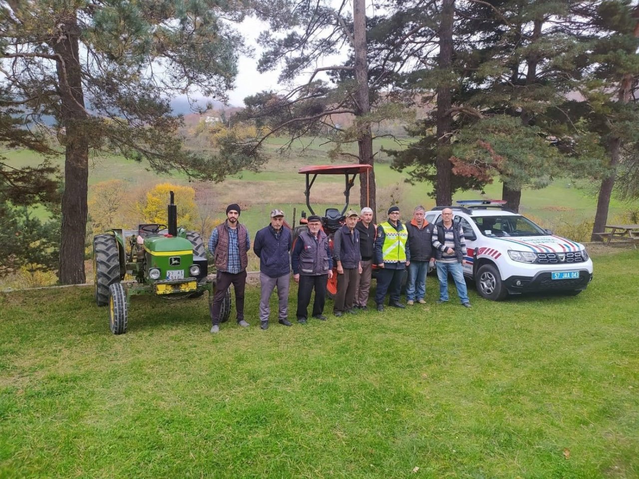 Jandarmadan traktör sürücülerine reflektör desteği
