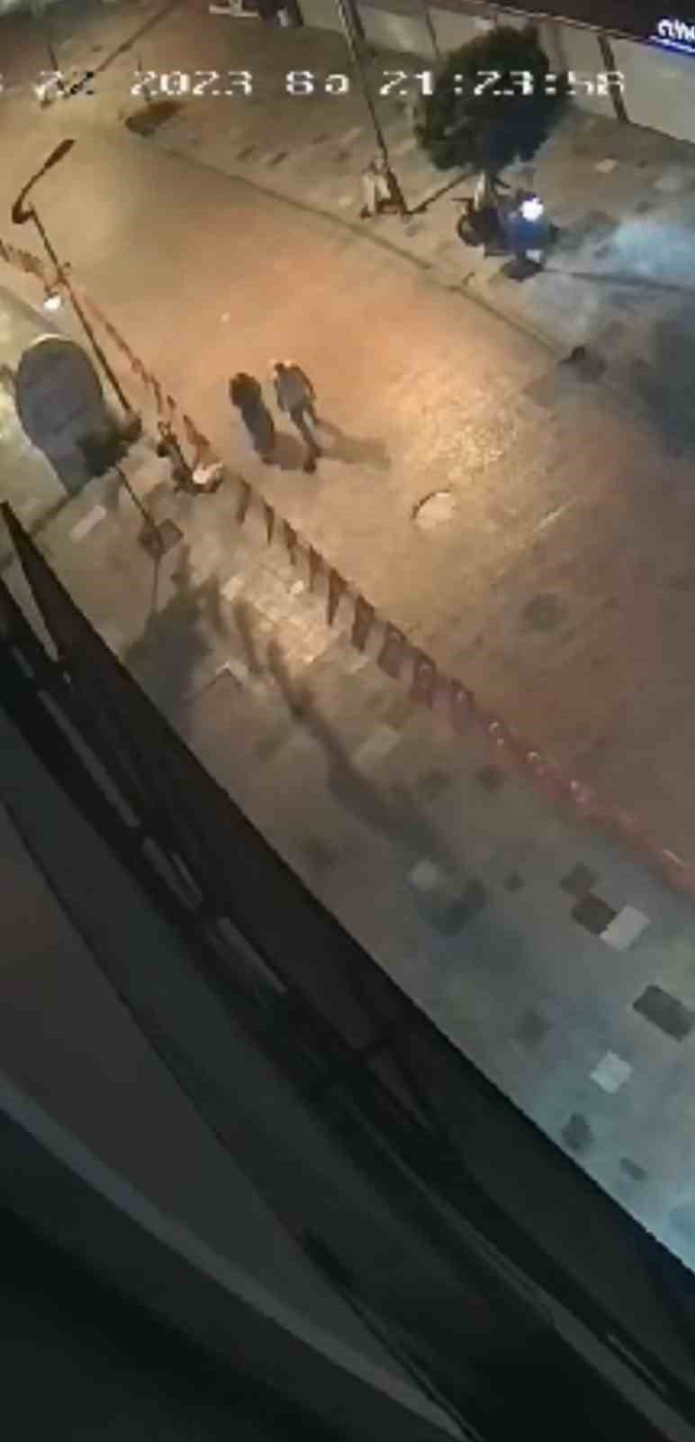 Motosikleti çalan pişkin hırsız güvenlik kamerasında