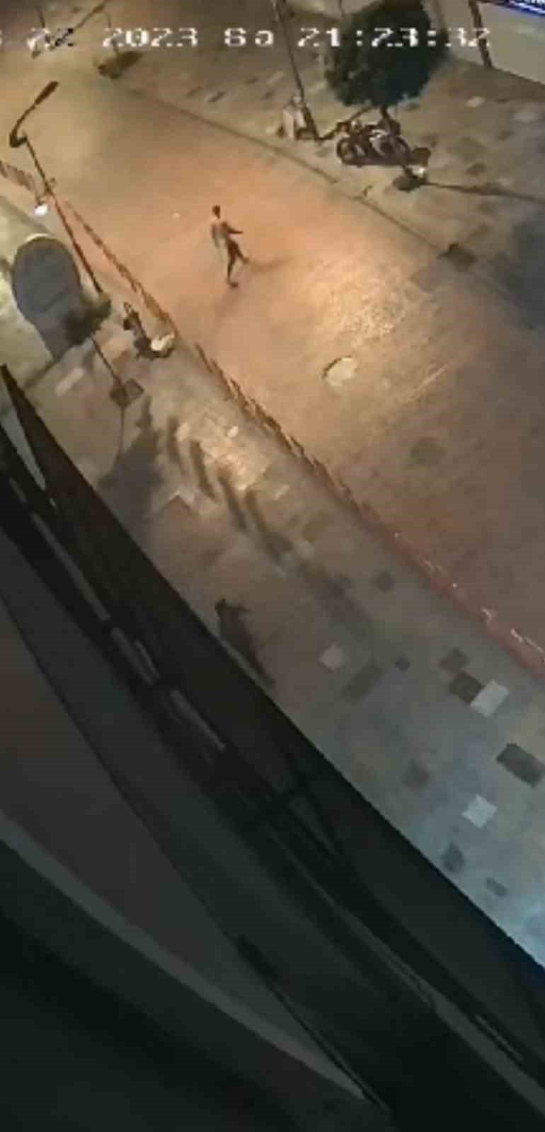 Motosikleti çalan pişkin hırsız güvenlik kamerasında