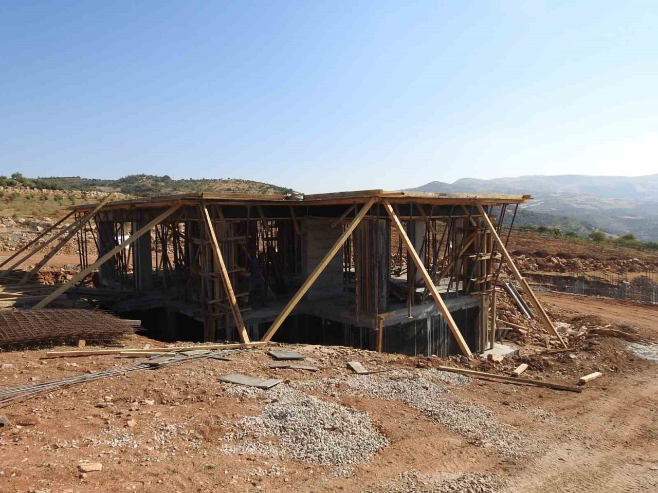 Depremzedeler için yapılan köy evlerinin inşası devam ediyor