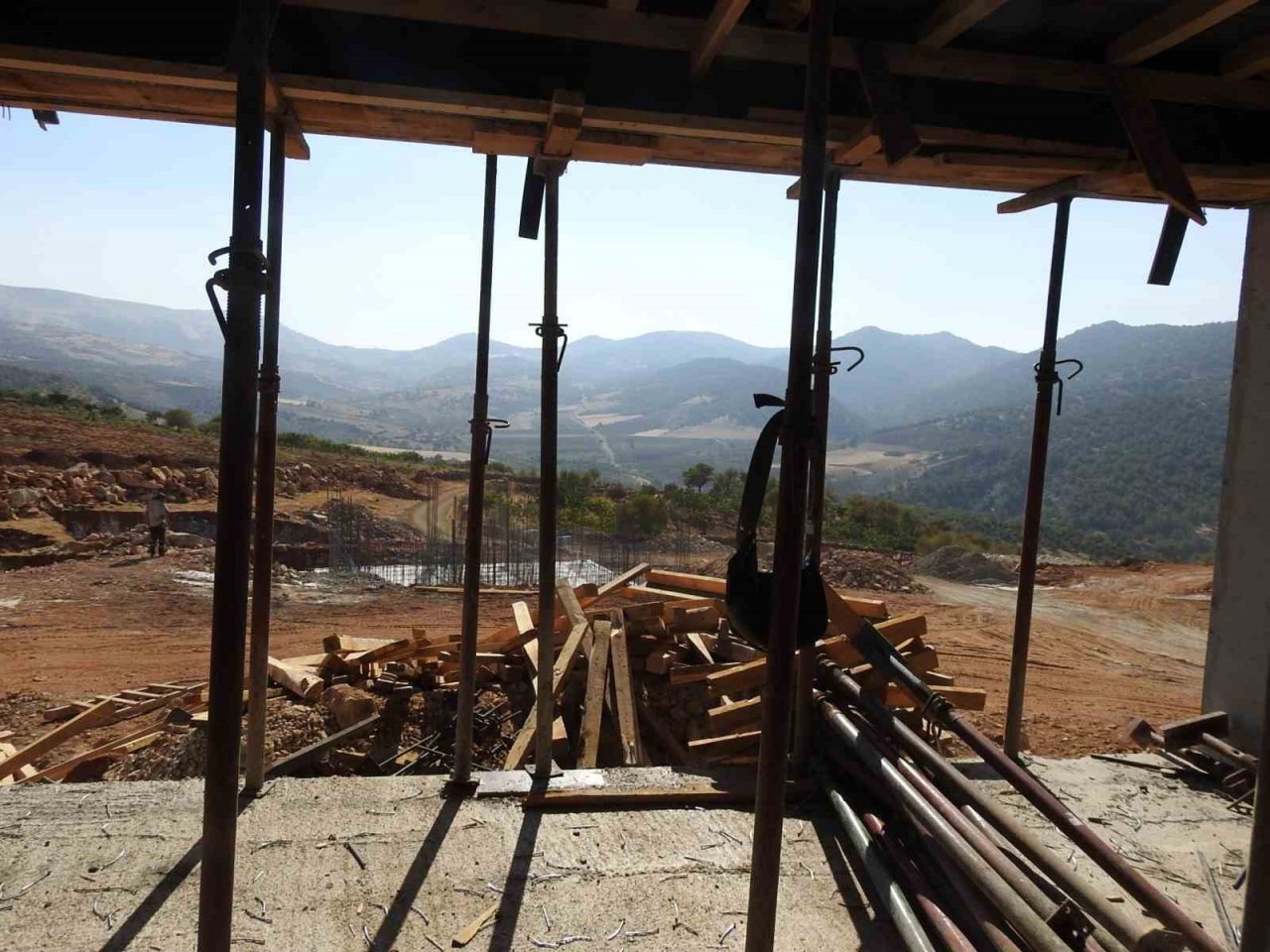 Depremzedeler için yapılan köy evlerinin inşası devam ediyor