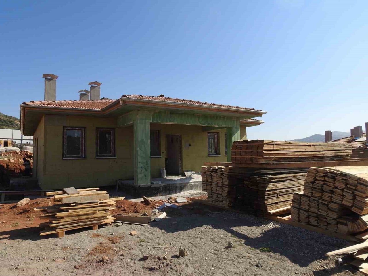 Depremzedeler için yapılan köy evlerinin inşası devam ediyor