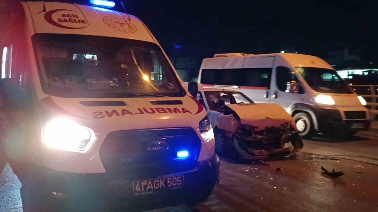 Kocaeli’de otomobil, kırmızı ışıkta duran araca çarptı: 1 yaralı