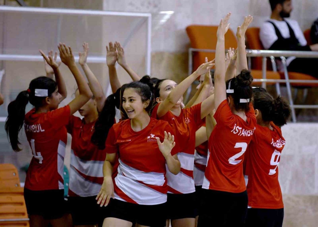 Hentbolun yıldızları Kuşadası’nda