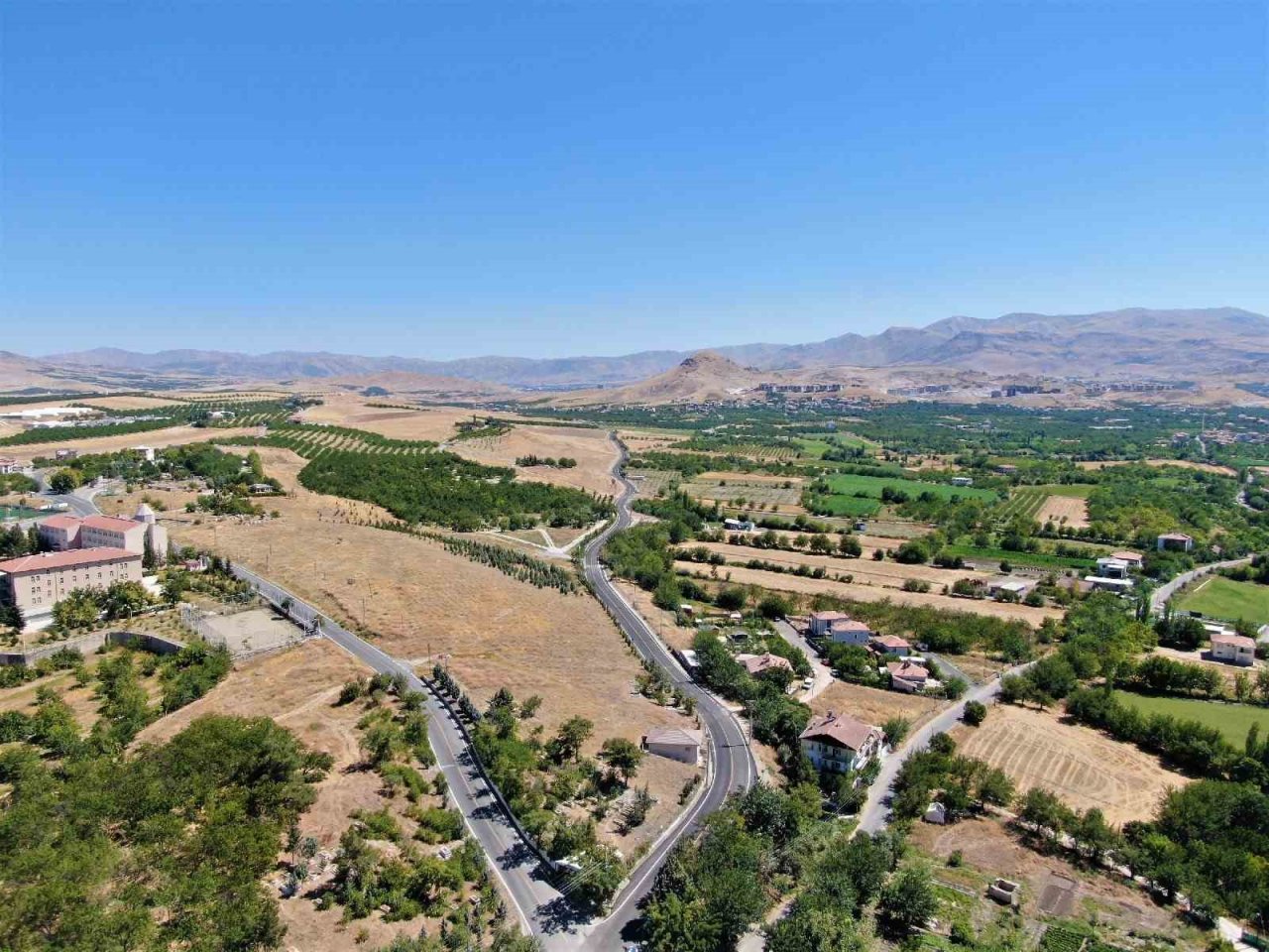 Büyükşehir, yolları asfaltlamaya devam ediyor