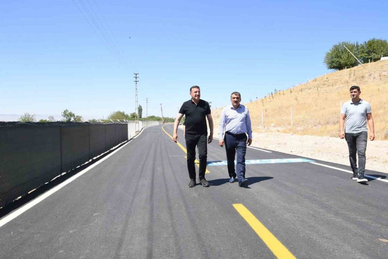 Büyükşehir, yolları asfaltlamaya devam ediyor