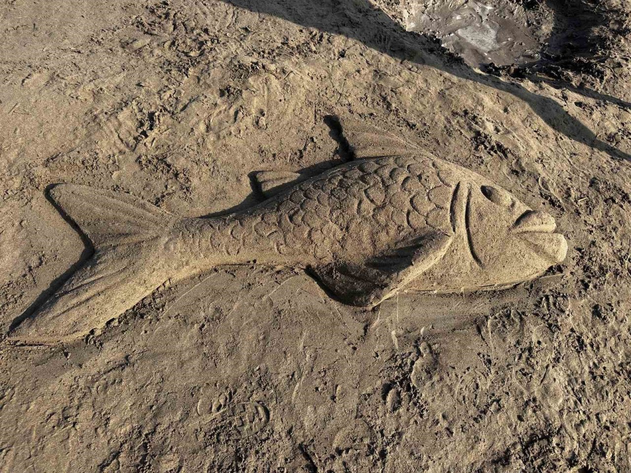 Marmarisli öğrenciler Sarıgerme’de kumdan heykeller yaptılar