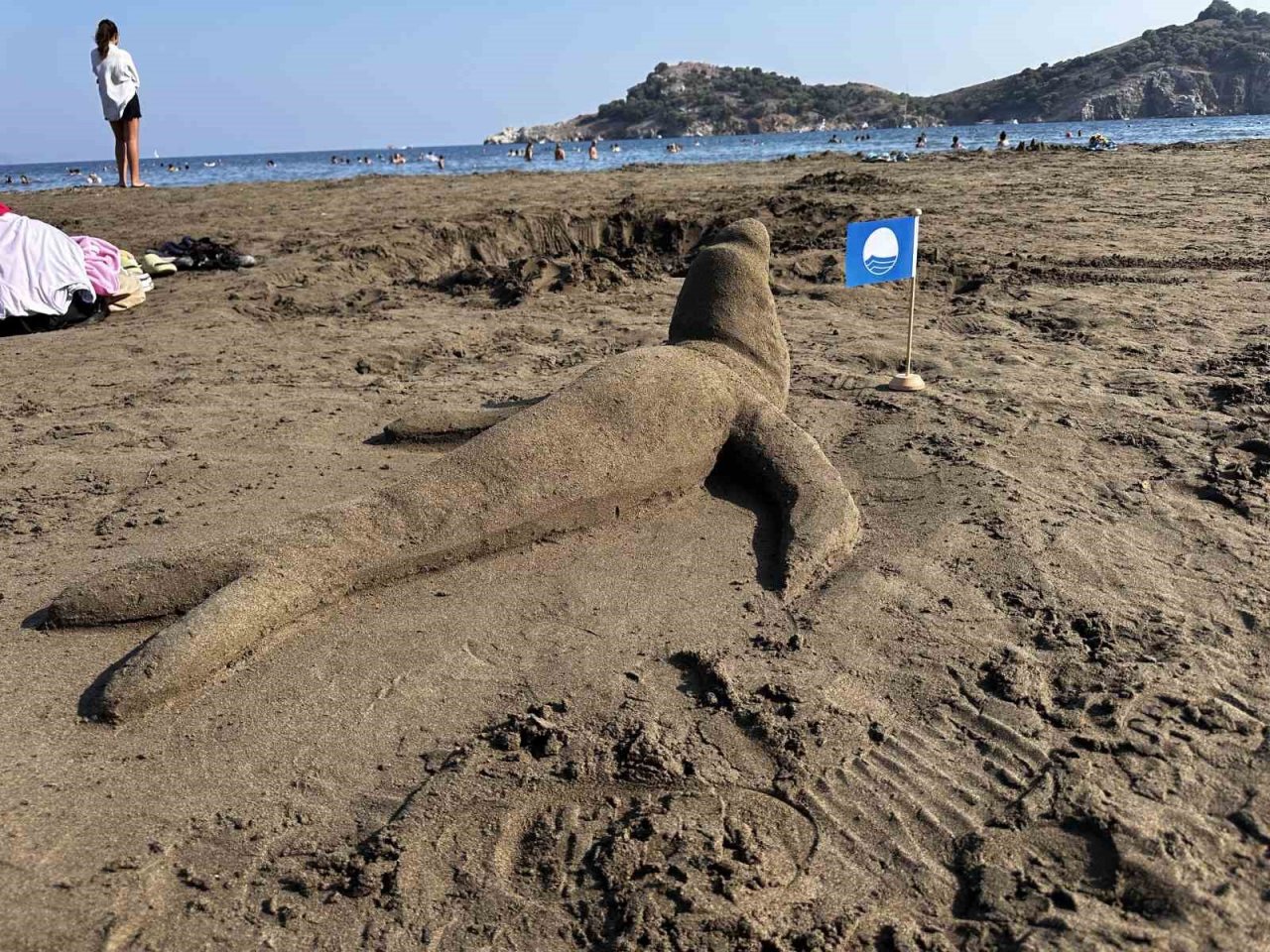 Marmarisli öğrenciler Sarıgerme’de kumdan heykeller yaptılar