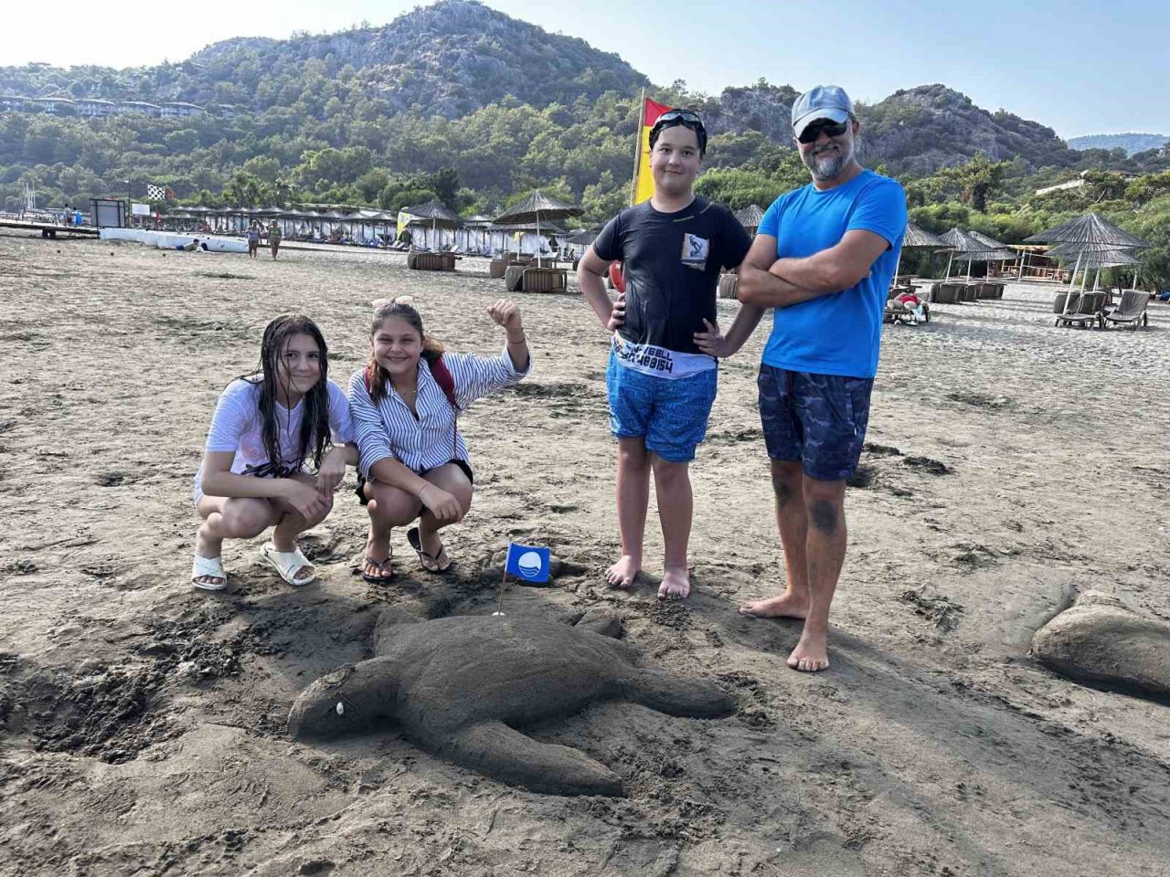 Marmarisli öğrenciler Sarıgerme’de kumdan heykeller yaptılar