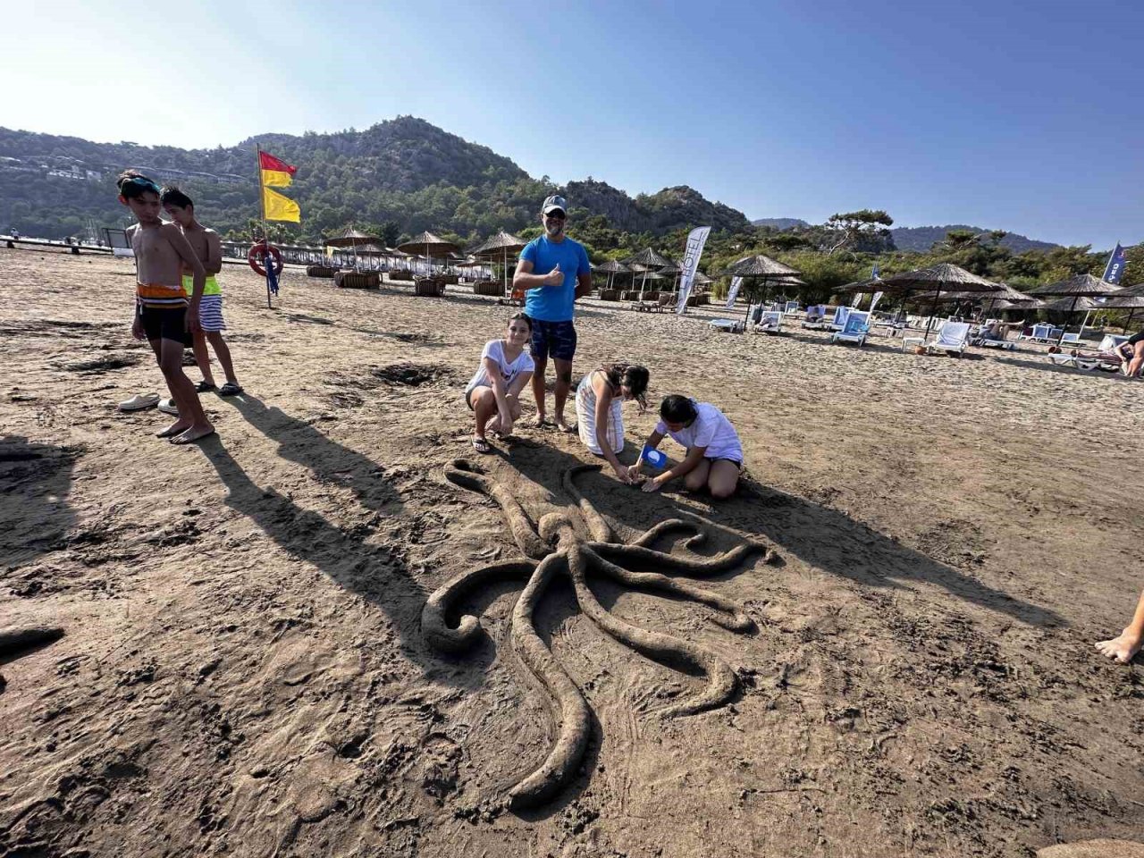 Marmarisli öğrenciler Sarıgerme’de kumdan heykeller yaptılar