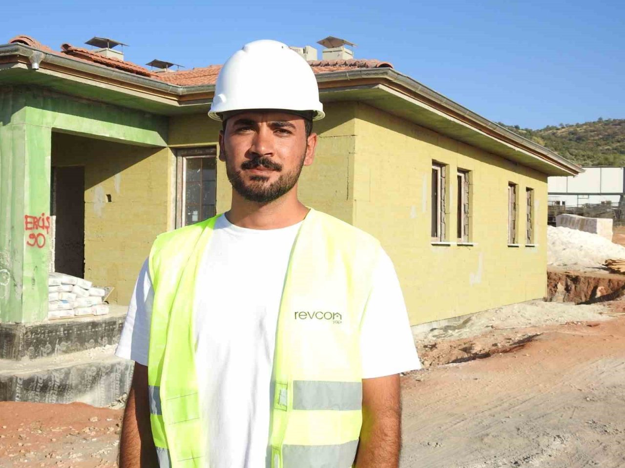 Depremzedeler için yapılan köy evlerinin inşası devam ediyor