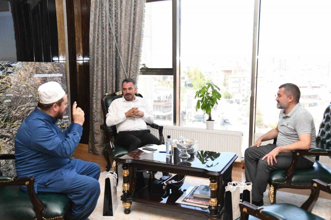 Pursaklar Belediye Başkanı Çetin, vatandaşları belediye binasında ağırlıyor