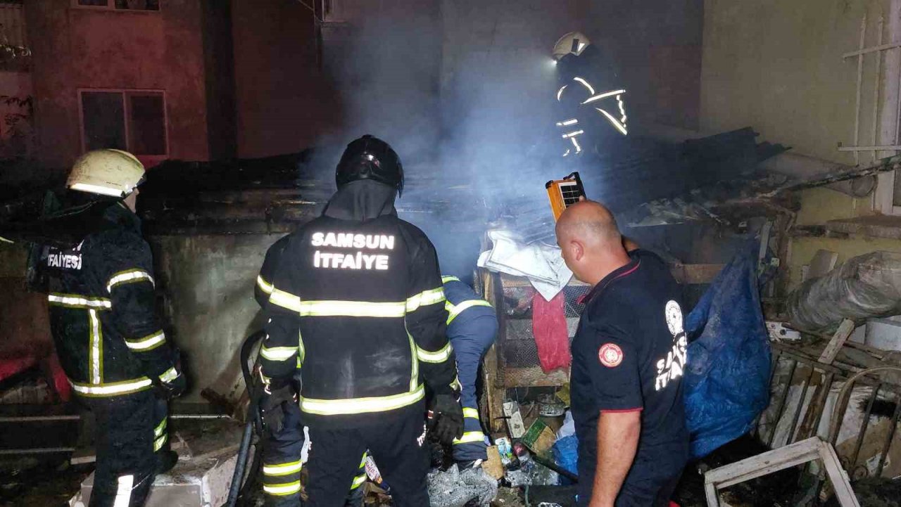 Baraka alevlere teslim oldu: Bekçiler hortumla su tuttu