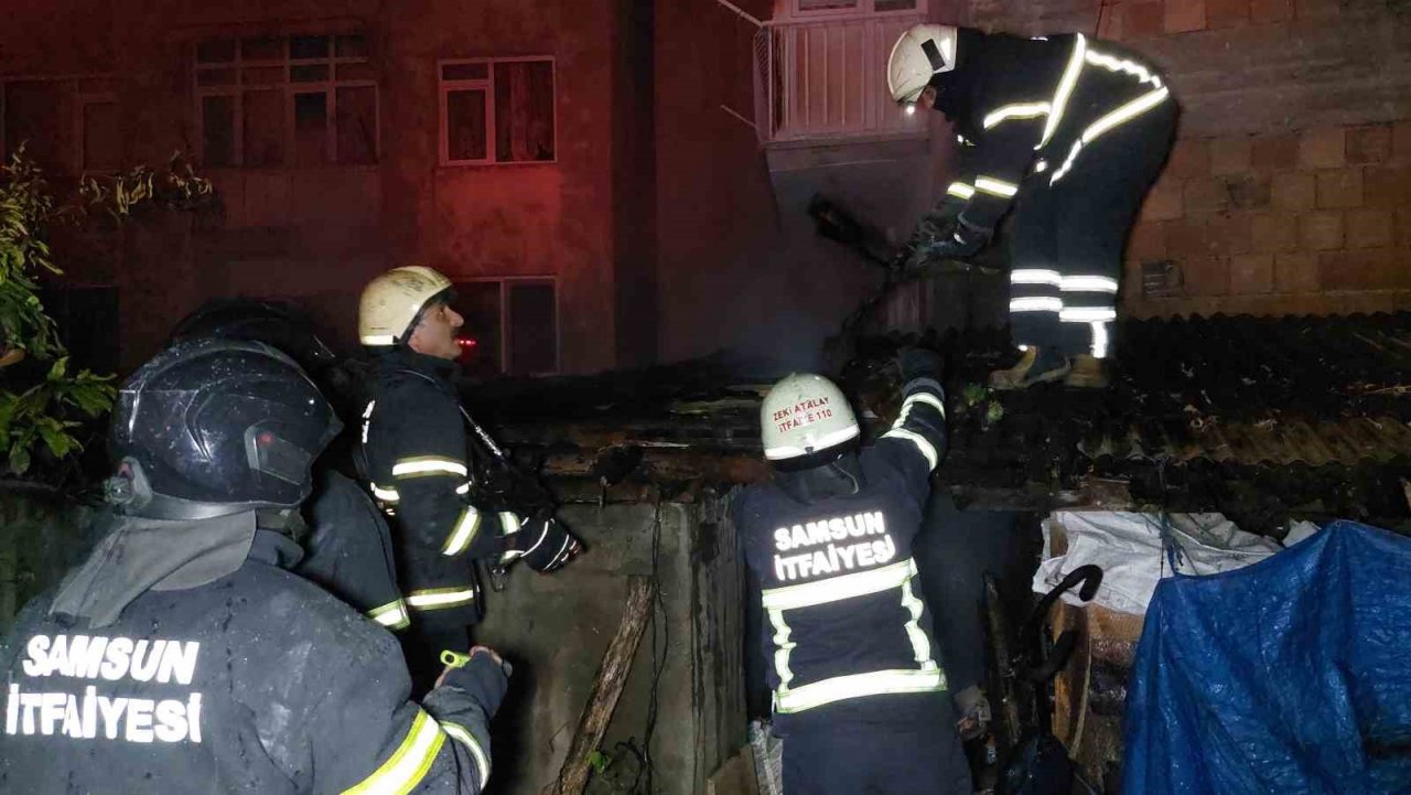 Baraka alevlere teslim oldu: Bekçiler hortumla su tuttu