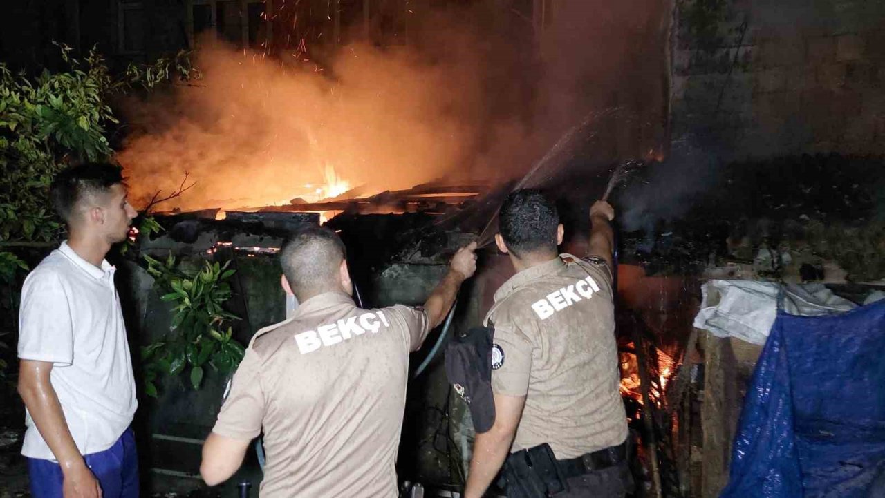 Baraka alevlere teslim oldu: Bekçiler hortumla su tuttu