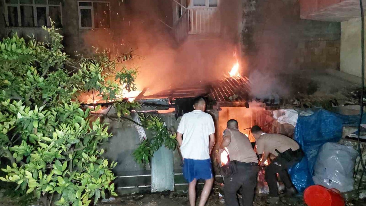 Baraka alevlere teslim oldu: Bekçiler hortumla su tuttu