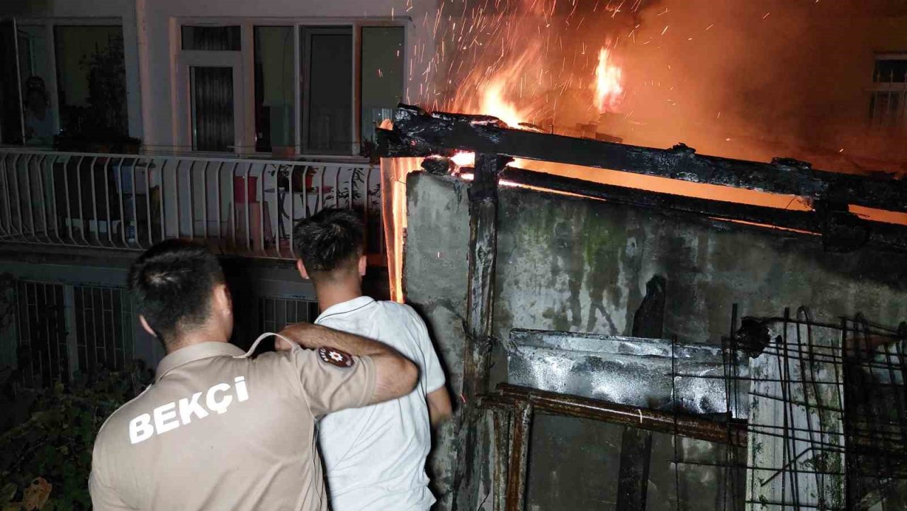 Baraka alevlere teslim oldu: Bekçiler hortumla su tuttu